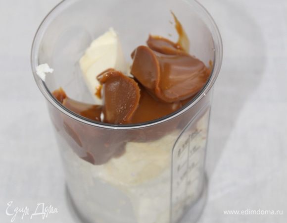 Творог, сливочное масло, сметану и сгущенное молоко соединить. Взбейте миксером до однородного состояния.