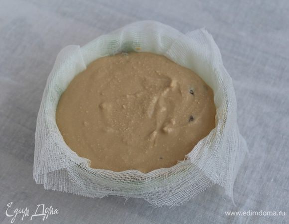 Залейте изюм горячей водой и оставьте на 10-15 минут, затем добавьте к творожной массе.
В любую емкость выстелите марлей в несколько слоев. Выложите в марлю творожную массу.
