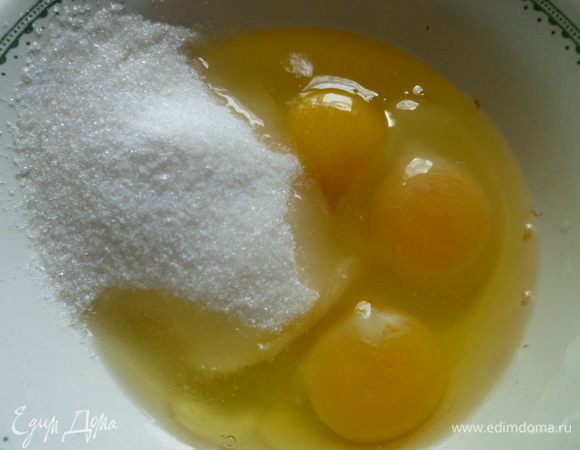 Для начала нужно соединить яйца, сахар, соль и ванильный сахар.