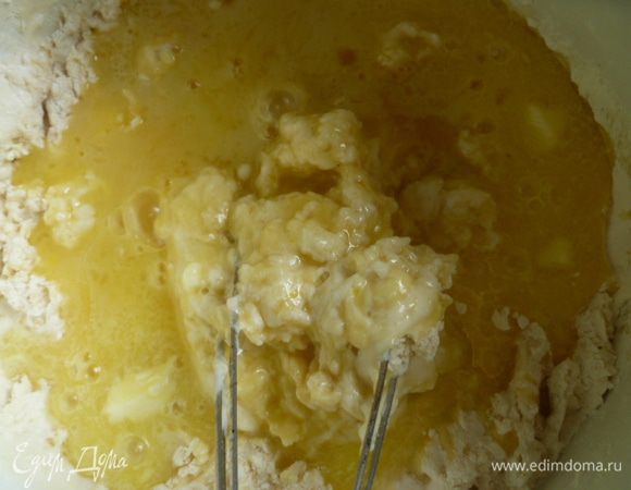 Все перемешиваем и добавляем оставшуюся половину яичной смеси.