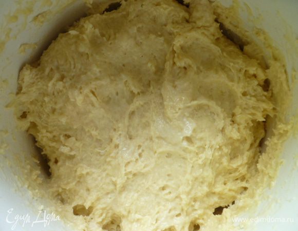 Вымешиваем ложкой до однородности.
Накрыть влажным полотенцем на 1 час при комнатной температуре.
Затем по желанию на этом этапе можно добавить распаренный, хорошо обсушенный и смешанный с крахмалом изюм.