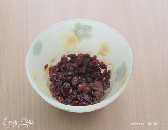 Клюкву залейте апельсиновым соком и поставьте в микроволновку на 20 секунд. 