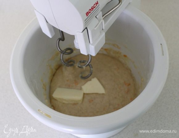 Миксером с насадками для теста постепенно взбивайте массу, пока не образуется мягкое липкое тесто. Добавляйте понемногу мягкое сливочное масло и продолжайте взбивать до полного его распределения.