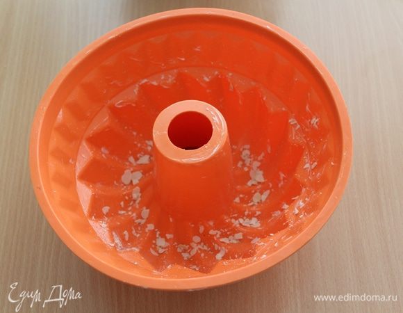 Дно формы для гугельхупфа  посыпьте пластинками миндаля.