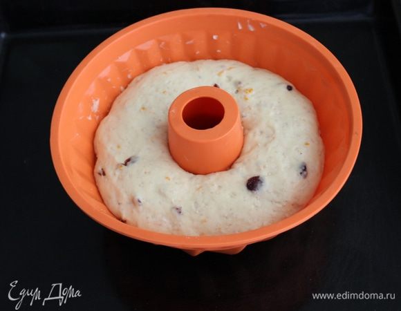 Разогрейте духовку до 190 °С.  Аккуратно перенесите тесто в печь , иначе тесто может опасть.