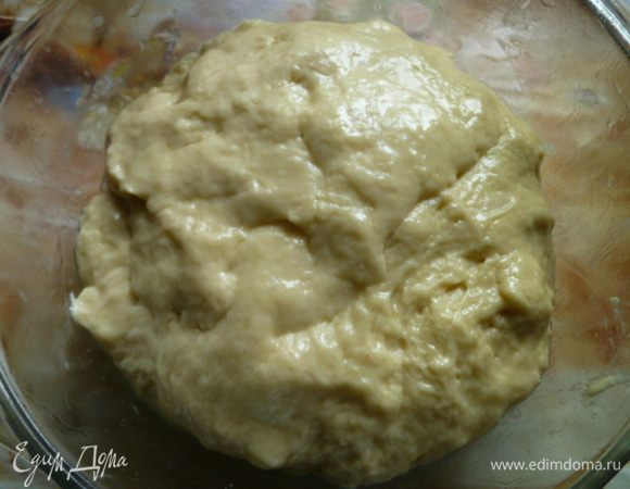 Берем посуду, смазываем ее растительным маслом, выкладываем тесто и верх теста также смазываем растительным маслом.
Закрываем легким влажным полотенцем на 3 часа.