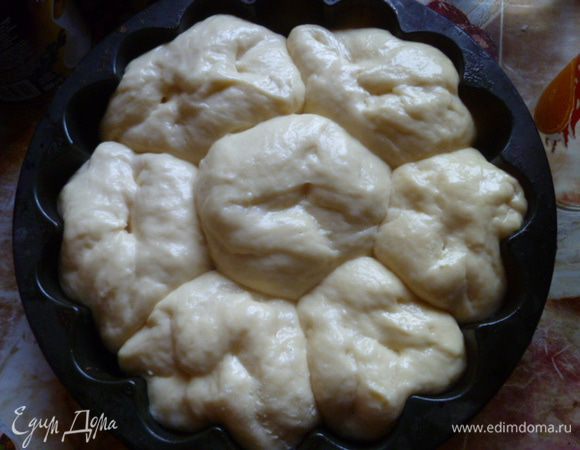 Сначала я сделала булочки с творогом.
Формы, любые и силиконовые тоже нужно смазать растительным маслом.
Тесто, как для булочек, так и для куличей, выкладывать на 1/3 от объема формы.
Для булочек я сделала небольшие лепешки, внутрь начинка: творог+яйцо) сахар= взбить.
И выкладывала швом вверх.
Расстойка 2 часа под легким влажным полотенцем.
Чтобы полотенце не соприкасалось с тестом, по периметру форм я расставила стаканы и накрыла их сверху полотенцем.