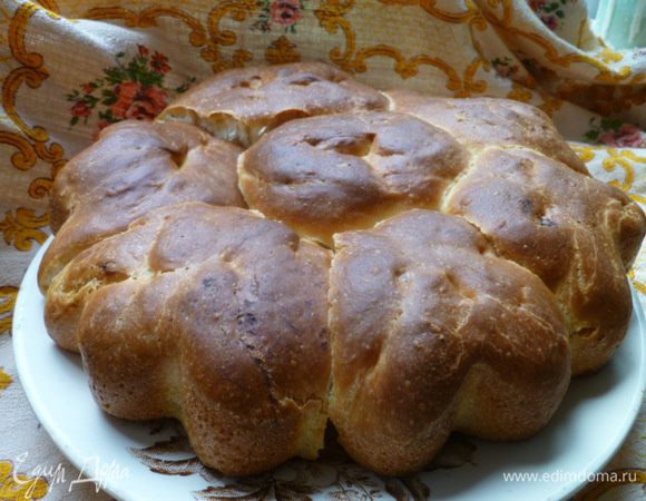 Булочки я выпекала в разогретой духовке при 180 градусах.
Булочки без формы пекутся 25 минут. Булочки в силиконовой форме( диаметр 20 см) пеклись 40 минут.