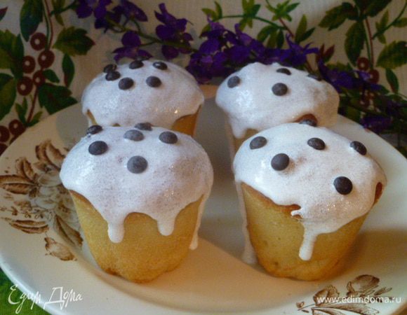 Украсить глазурью( у меня белковая) и украсить по своему усмотрению. Так как у нас в семье аллергики, то куличики я украсила шоколадными каплями.
Что тоже красиво и нарядно.