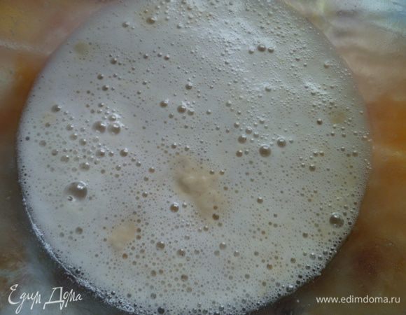 Приготовим опару.
В теплой воде растворим 1 чайную ложку с горкой дрожжей, сахар и мед.
Добавим муку и перемешаем до однородности.
В теплое место на 15 минут.