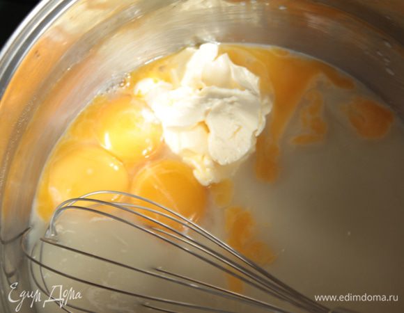 Время приготовления указано без учета времени на замес и расстойку теста. В емкости, в которой будет замешиваться тесто, в теплой сыворотке развести сухие дрожжи и соль. Добавить яичные желтки, теплое сливочное масло и кленовый сироп. Все перемешать.