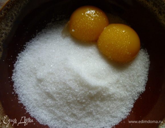Отдельно соединить сахар с желтками.
Перемешать.