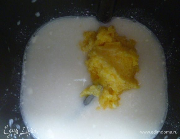 Дальше я делала замес теста в хлебопечке.
В ведро ХП выливаем опару, добавляем теплую воду и яично- масляную смесь.