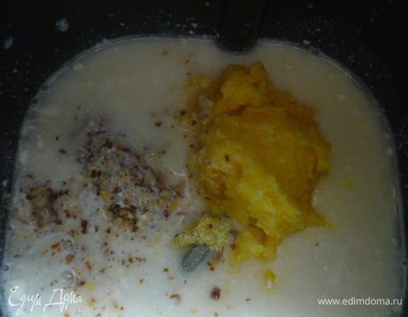 2 столовые ложки с горкой миндаля добавляем в тесто.