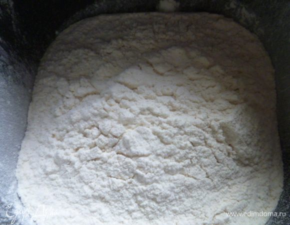 Сверху насыпаем просеянную муку.