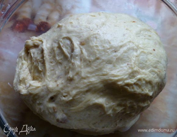 Делаем замес теста в хлебопечке, у меня это занимает 1 час.
Когда тесто начнет перемешиваться, то добавить к нему шафрановую настойку, ванильный ароматизатор, пару капель и изюм.
Когда тесто будет готово, переложить его в большую миску, накрыть полотенцем и в теплое место до увеличения в два-три раза.