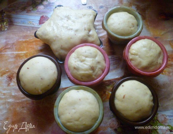 Часть теста я разложила по силиконовым формочкам для кексов (смазанные растительным маслом) на 1/3 часть от объема формочек.
А одну в железную форму звезда.
Это тесто уже подошло и готово к выпечке.