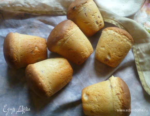 Маленькие куличики я пекла в разогретой духовке при 160°С 40 минут. 
У меня духовка маленькая, всего на 28 литров. Если у вас большая духовка, то выпекать лучше при 180°С. Первые 30 минут духовку не открывать.