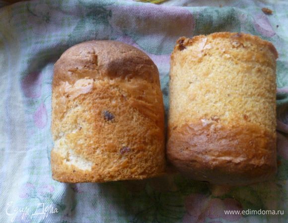 И большие куличи в разогретой маленькой духовке при 160°С, а в большой при 180°С выпекать 50-60 минут.
Готовые куличи вынуть из форм, уложить на бок на чистое полотенце до полного остывания.