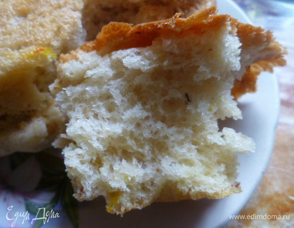 А вот и разлом кулича.
Очень вкусно и очень нежно.
С наступающей Светлой Пасхой!