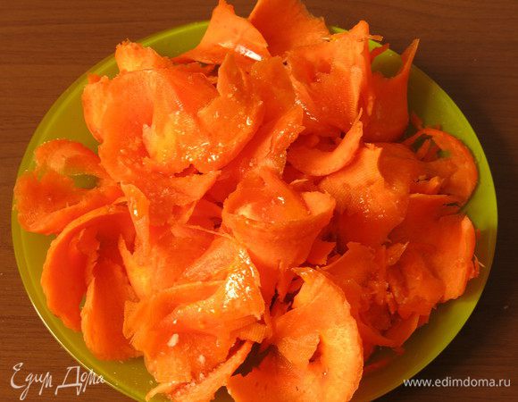 Моем и нарезаем тонко морковь.