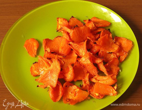 Поливаем маслом морковь, ставим запекаться на 25-30 минут при 150-160°С, пару раз помешиваем.