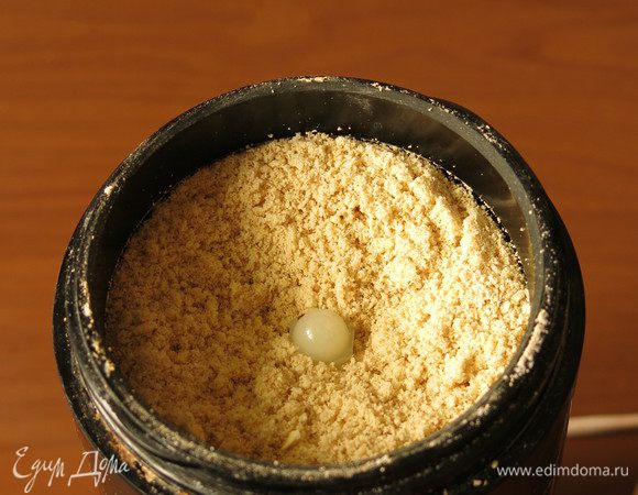 Пока готовится морковь, размалываем кешью, с солью, дрожжами, чесноком.