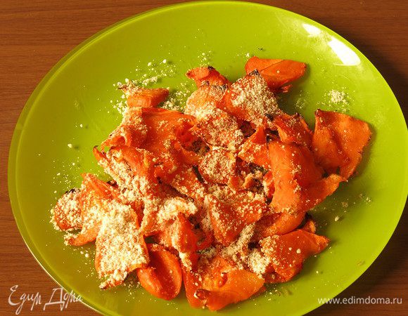 Горячие хрустики посыпаем "пармезаном". Этого количества хватит на двойную порцию моркови. Приятного аппетита!