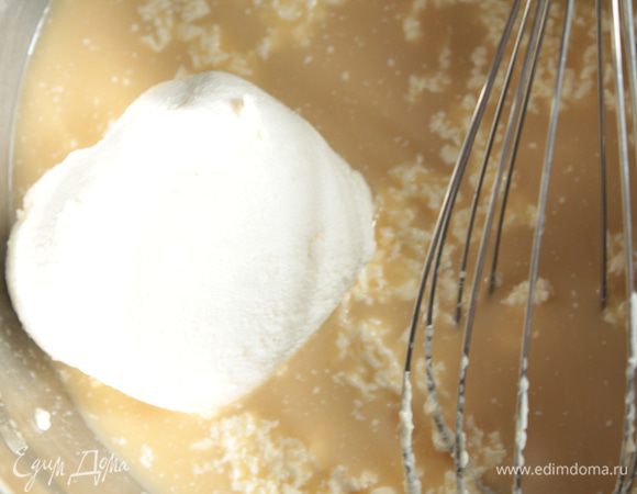 Добавить творог, перемешать.