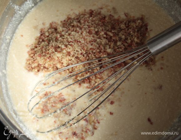 Арахис измельчить, добавить к основной массе и тщательно перемешать.