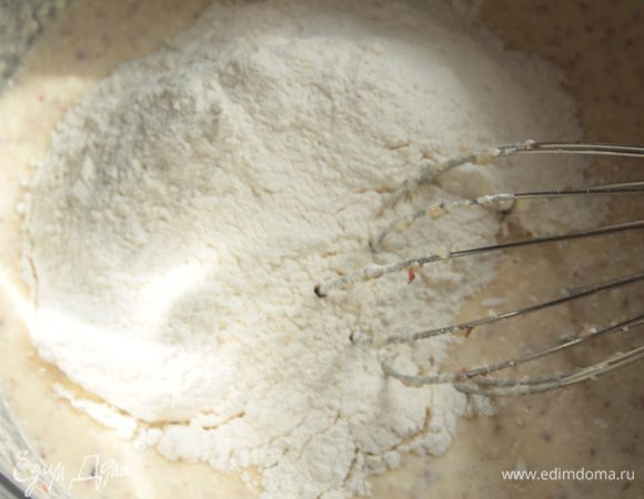 Всыпать просеянную пшеничную муку и замесить тесто. 