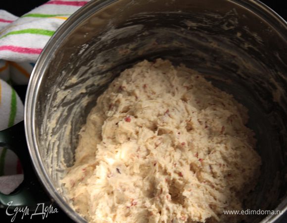 Накрыть крышкой (у меня кастрюлька) и поставить в теплое место для подъема.