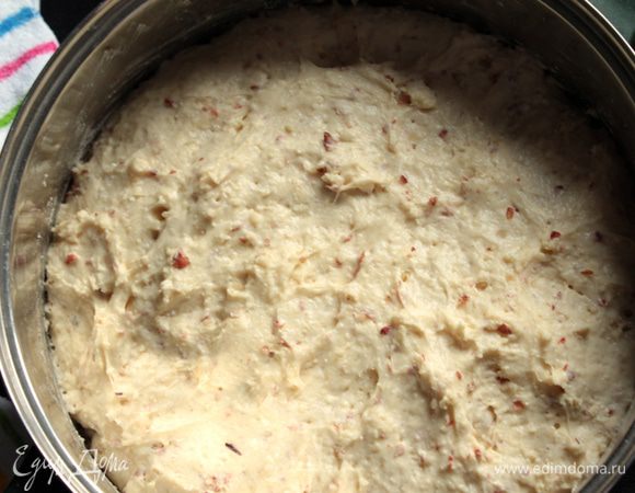 Когда тесто поднимется, смазав ладони маслом, подмять его и снова дать подняться. 