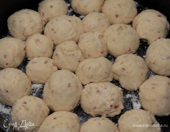 В отсутствии формочек можно выложить на слегка присыпанный мукой противень, но не очень близко друг к другу, учитывая запас на расстойку. Оставляем куличики на расстойку. Накрыть полотенцем или пищевой пленкой.