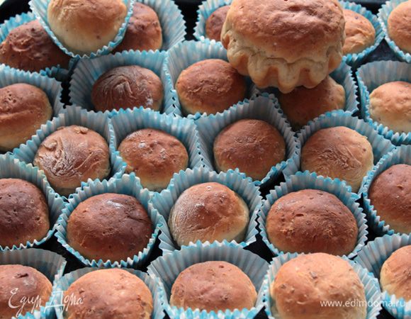 Выпекаем до готовности (сухая лучинка или зубочистка) в предварительно разогретой до 180°C духовке. 