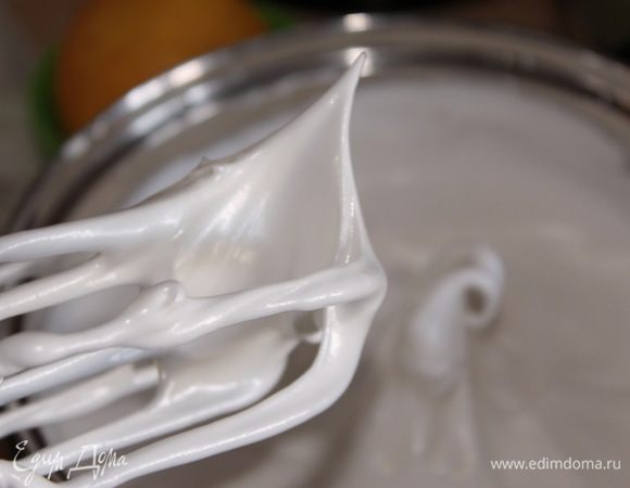 Слегка взбить белки с сахарным песком и лимонным соком (0,5 ч.л.). Поставить на кипящую водяную баню, продолжая взбивать миксером 10 минут. Масса должна получиться очень пышной. Снять кастрюльку с бани, продолжая взбивать еще минут 7-10. Остудить и украшать куличики, добавив по желанию пищевой краситель, который тоже развести парой-тройкой капель лимонного сока (если порошковый). У меня были красители двух цветов: крем-брюле и красный, слабо концентрированный.
