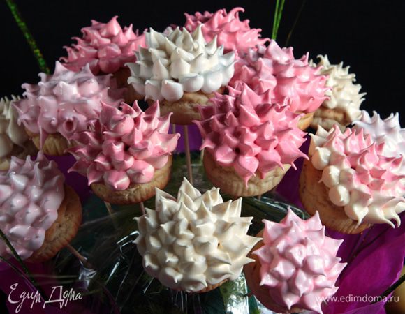 Кашпо "наполнить" флористической губкой или кусками пенопласта, замаскировав их зеленой тканью или бумагой. Украсить кашпо на свой вкус. Насадить готовый куличик — цветочек на шпажку для шашлыка и аккуратно воткнуть в подготовленный материал в кашпо. Собираем весь букетик. Куличики украшать по вашим умениям и вашей фантазии.