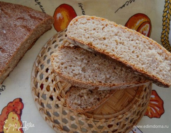 Духовку разогреть до 180°C.
Сбрызнуть духовку водой из распылителя. Выпекать хлеб 30 минут. В середине выпекания сбрызнуть еще пару раз. 
Готовый хлеб необходимо полностью остудить. Приятного аппетита!