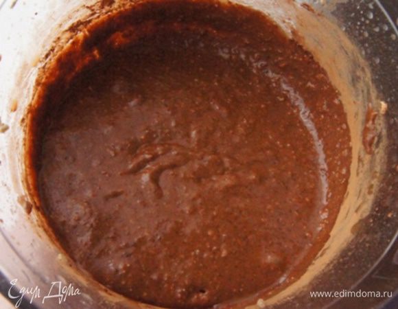 Дальше все дело техники. В измельчитель поместить фасоль, масло, какао, соль, разрыхлитель, мед и хлопья. Взбить все до однородности. Если вам покажется смесь густоватой, добавьте пару ложек воды.