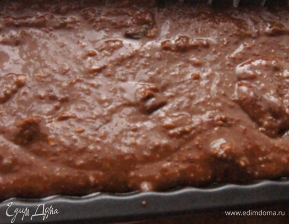 Шоколад поломать на мелкие кусочки и ввести в тесто. Форму смазать растительным маслом и вылить в нее тесто.
Выпекать брауни в разогретой до 180°C духовке, около 20 минут.
Форма у меня 24х10 см и высота около 4. Готовое блюдо получилось небольшого размера.