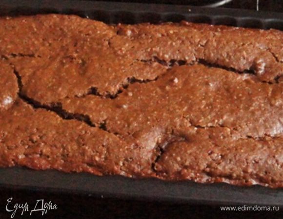 Готовый брауни остудить, нарезать на порции и по желанию присыпать сахарной пудрой.