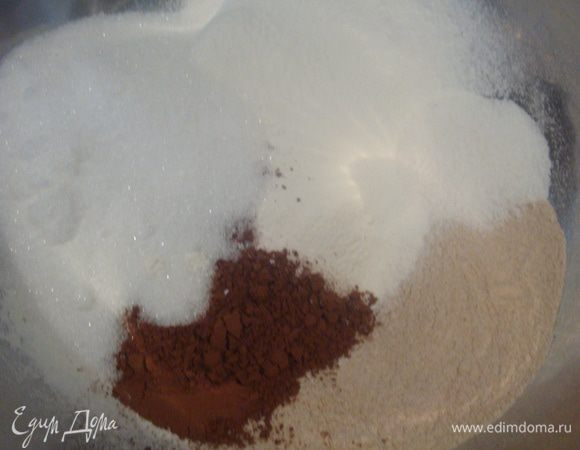 В большую миску просеиваем гречневую и пшеничную муку. Добавляем какао, сахар, ванильный сахар, разрыхлитель теста и щепотку соли. Хорошо смешиваем сухие ингредиенты.