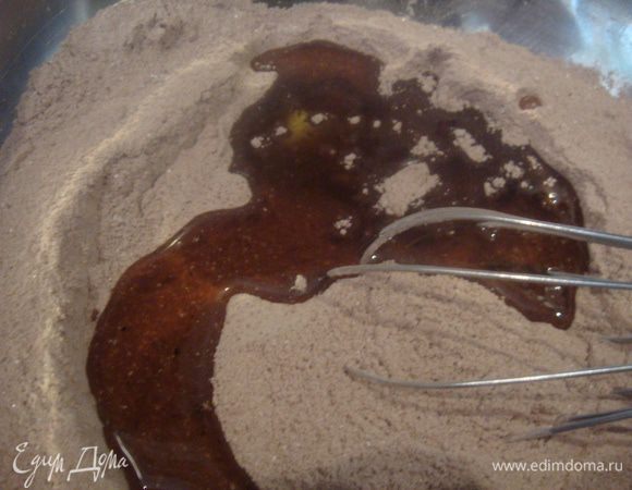 В сухие ингредиенты вливаем растительное масло, размешиваем.