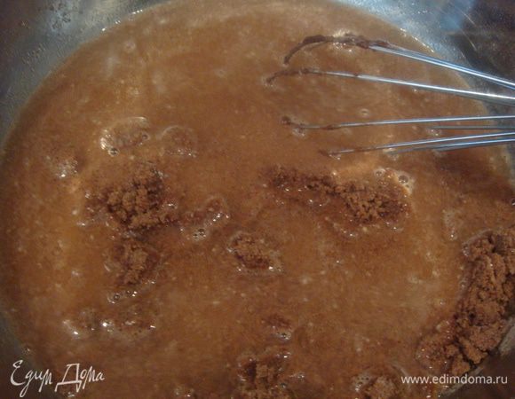 Добавляем воду и хорошо размешиваем. Тесто получается как густая сметана.