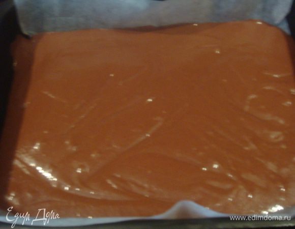 Форму застелить бумагой для выпечки (форма у меня размером 18-28 см). Выливаем тесто в форму. Выпекаем в разогретой духовке до 180°C 25-30 минут.