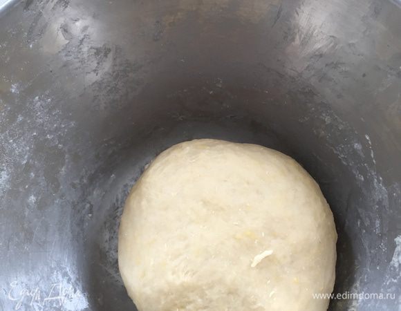 И так, замешиваем тесто. Просеиваем муку с солью. Растапливаем масло. В теплую воду добавляем две столовые ложки масла, остальное оставляем. В муку разбиваем яйцо, потом добавляем воду с маслом, уксус и замешиваем мягкое очень эластичное тесто. Собираем в шар и отставляем минут на 30 в холодильнике