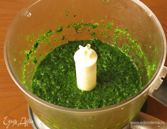 Измельчаем отжатую крапиву, наливаем 200 мл теплой воды, растворяем ложку сахара.