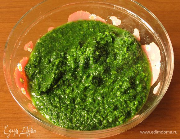 В крапивной массе разводим дрожжи (3 г сухих или 10 живых), оставляем на 20 минут.