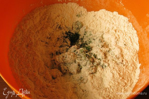 К крапиве насыпаем 350 г просеянной муки с солью и сухим чесноком (можно использовать любую вкусовую добавку вместо чеснока).