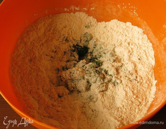 К крапиве насыпаем 350 г просеянной муки с солью и сухим чесноком (можно использовать любую вкусовую добавку вместо чеснока).